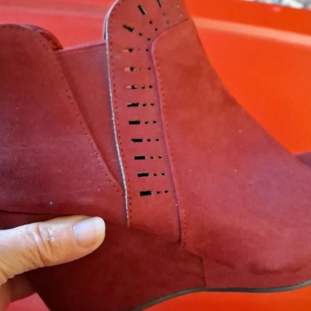 Daisy Fuentes 9M Burgundy Suede Ankle Booties